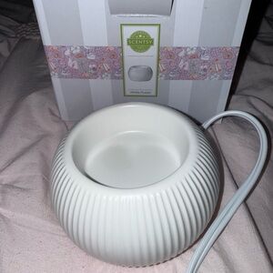 Scentsy White Fluted Warmer